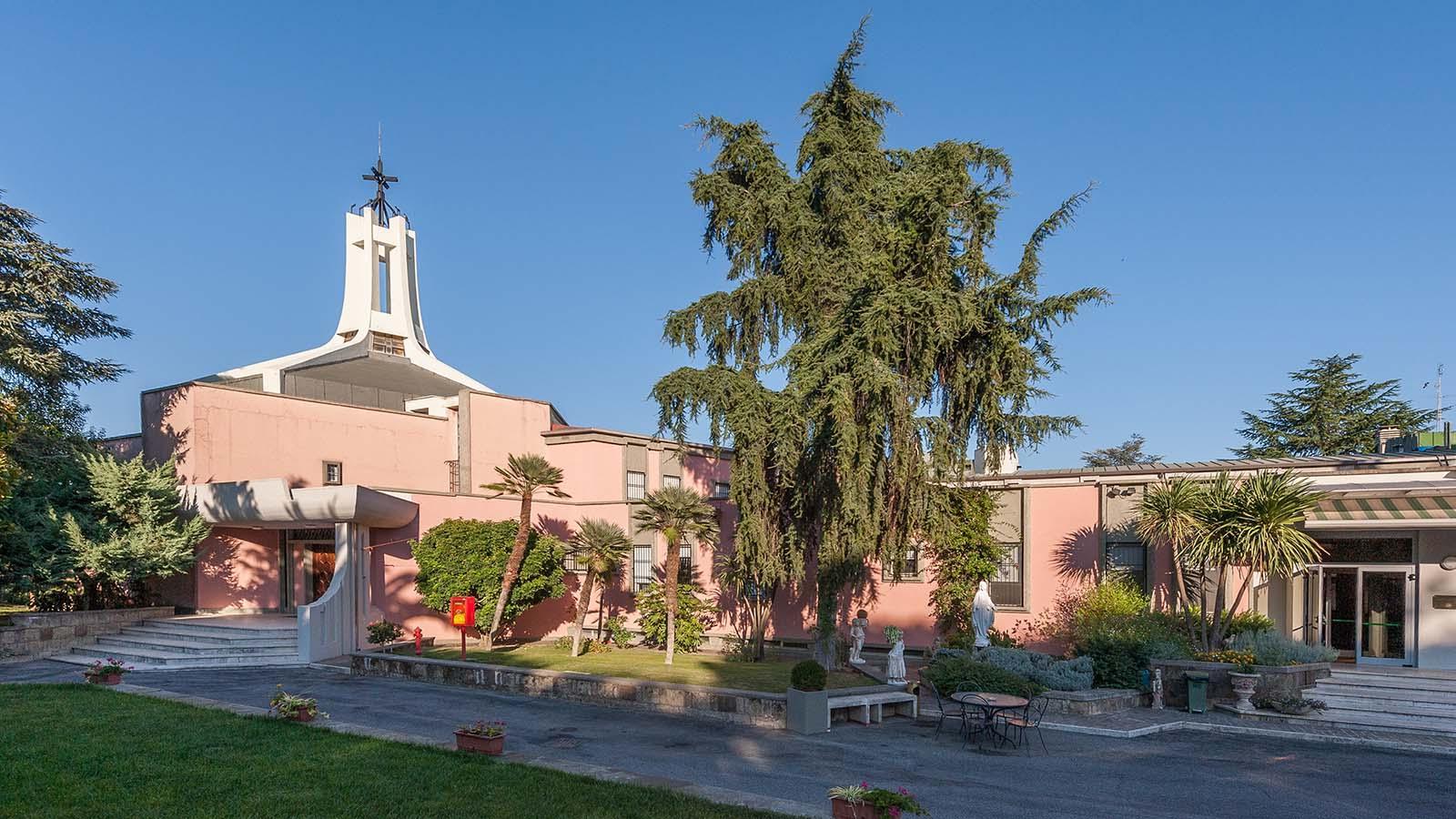 An exterior of the University of Mary Rome Campus building.